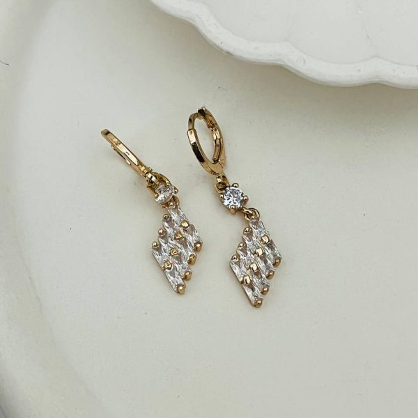 گوشواره آویزی نگیندار زنانه استیل: انتخابی شیک و مدرن